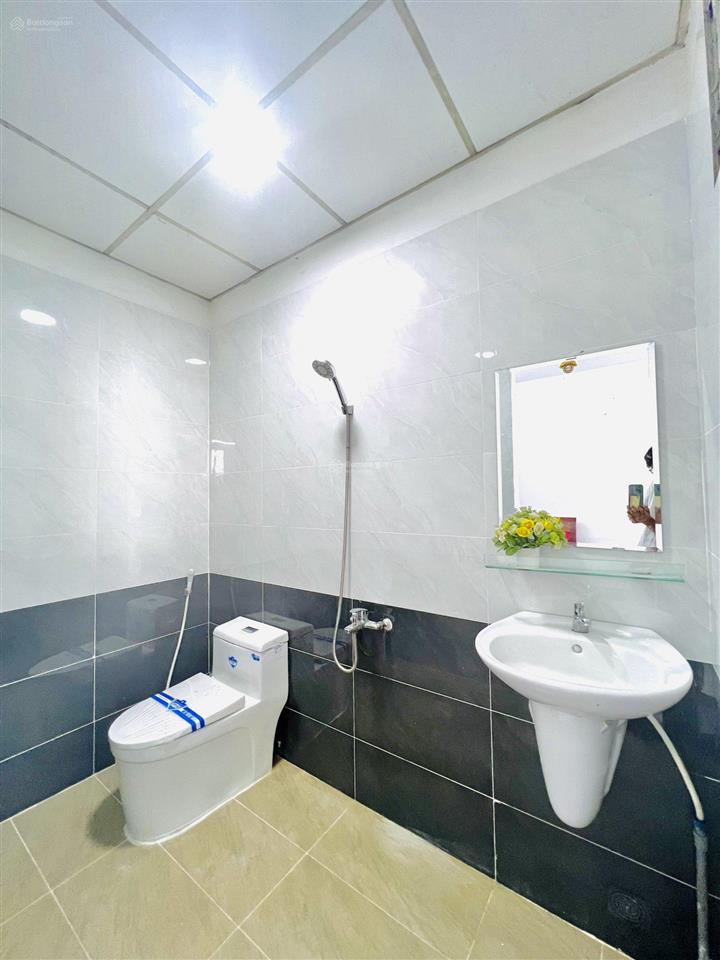 Phòng cho thuê đầy đủ tiện nghi, cửa sổ thoáng đối diện etown cộng hoà