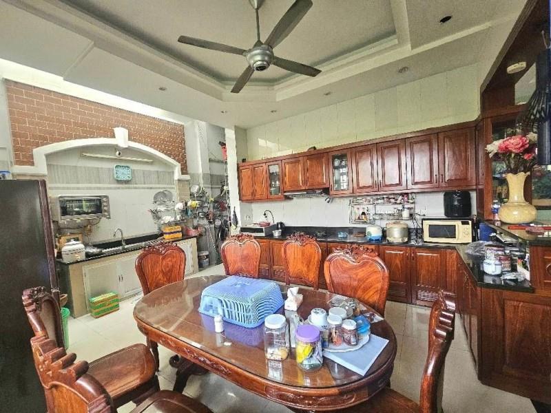 Bán nhà mặt phố đường Số 4C, Linh Xuân, Thủ Đức, TP HCM. DT 120 m2, 4 tầng, Giá 9.25  tỷ,