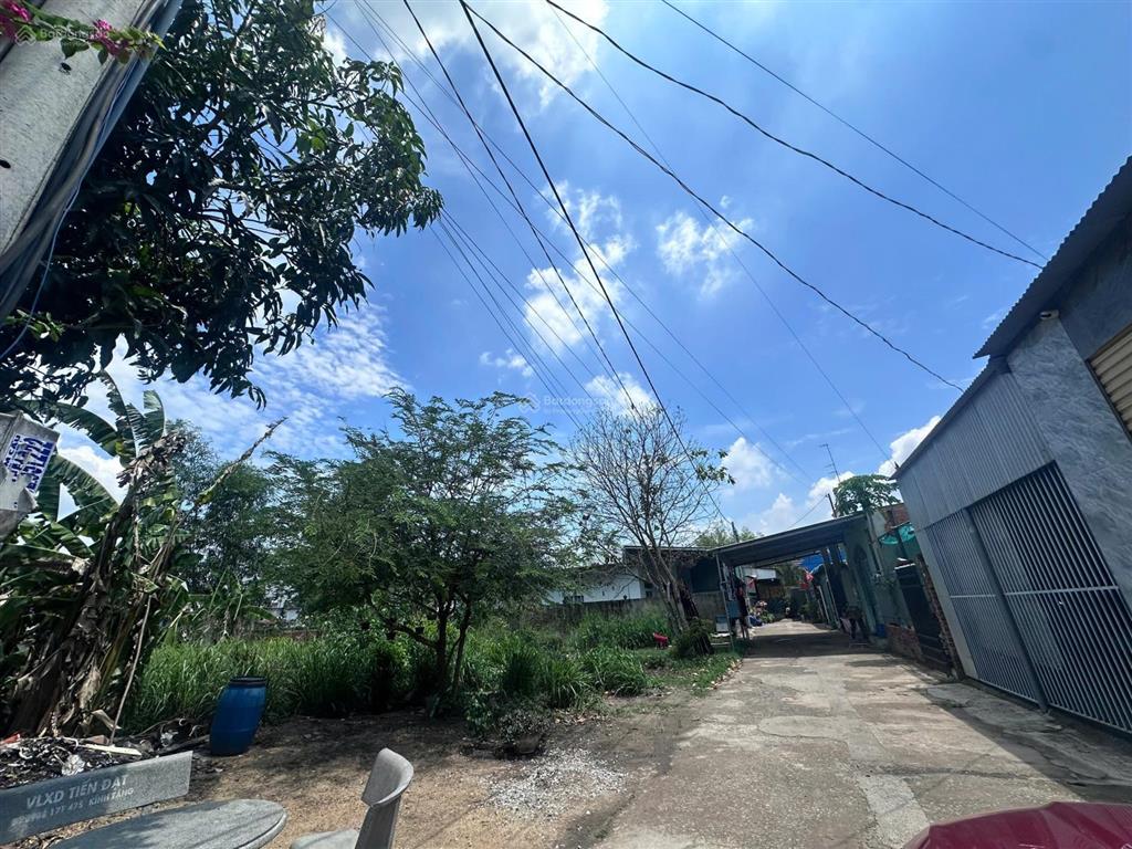 Vị trí đẹp gần sân bay  1 xẹc đường bàu cạn ngang 10(10x18)  180m2 thổ cư