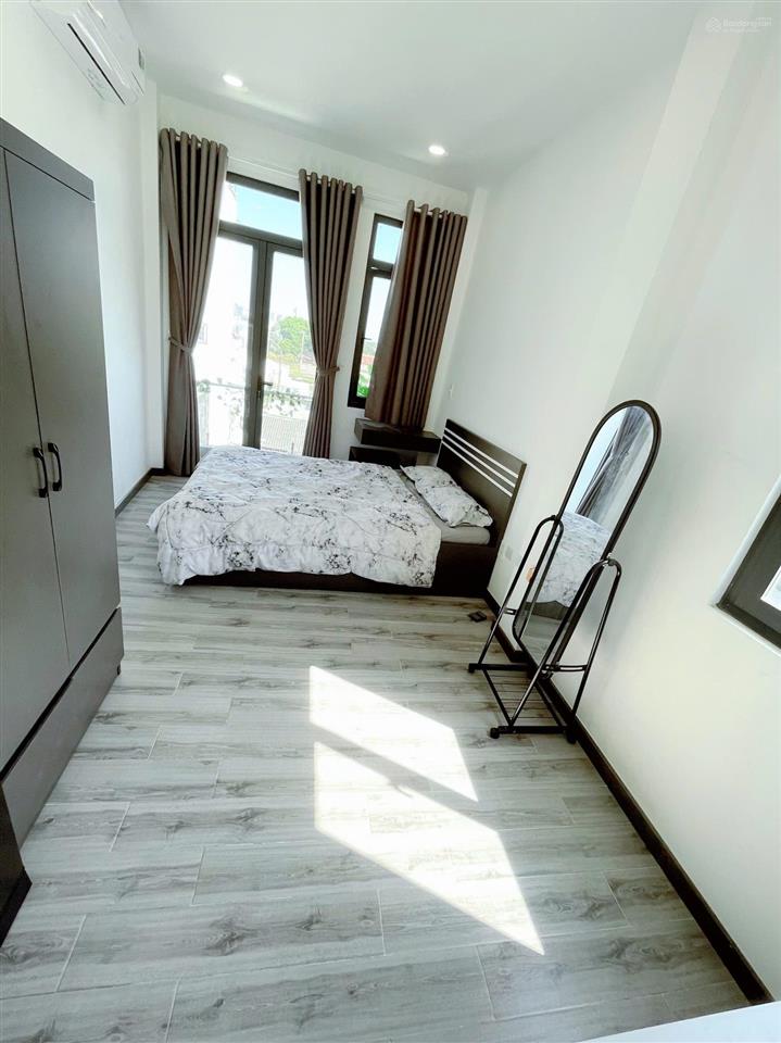 Căn hộ cho thuê ngay nguyễn thần hiến quận 4, ban công, thang máy  giá học sinh sinh viên