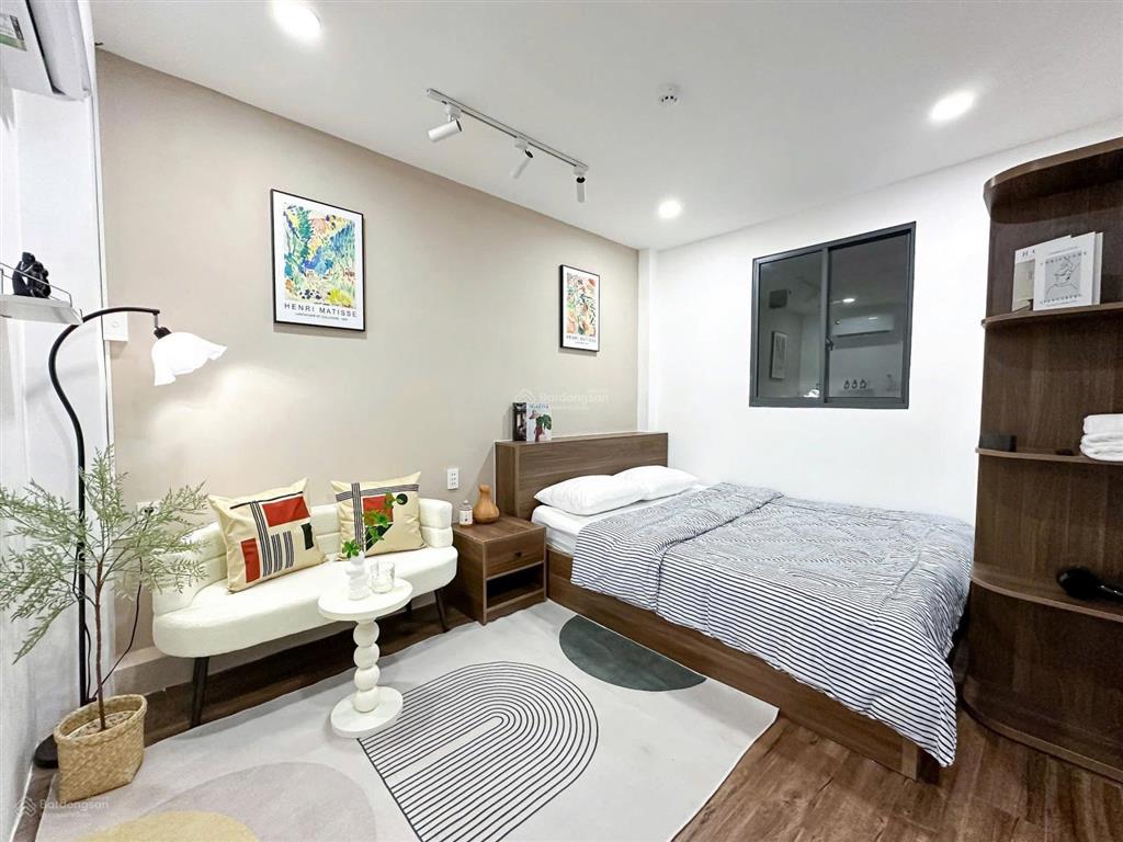 Căn hộ 1 phòng ngủ cho thuê ngay trần hưng đạo quận 5, thang máy, hầm xe, mặt tiền, máy giặt riêng