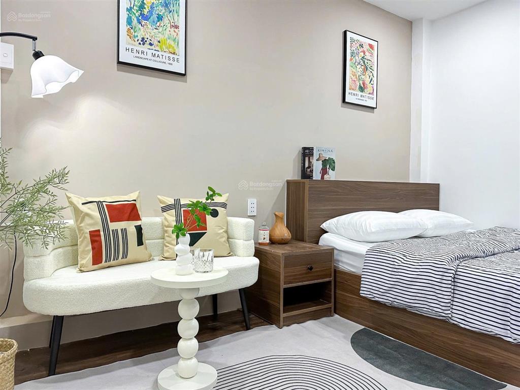 Căn hộ 1 phòng ngủ cho thuê ngay trần hưng đạo quận 5, thang máy, hầm xe, mặt tiền, máy giặt riêng