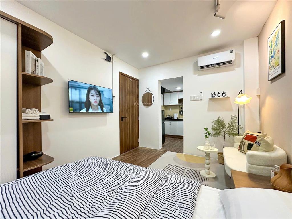 Căn hộ 1 phòng ngủ cho thuê ngay trần hưng đạo quận 5, thang máy, hầm xe, mặt tiền, máy giặt riêng