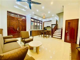 Nhỉnh 9tỷ hồ bồ đề, 40m, 5tầng, mt 6m, vài bước ra hồ 2 ô tô tránh. 10p sang phố cổ.