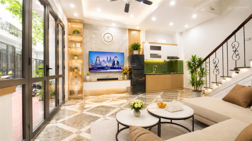 7,36 tỷ nhà 36m2 x 5 tầng ở phố trạm, sân rộng thoáng để xe thoải mái
