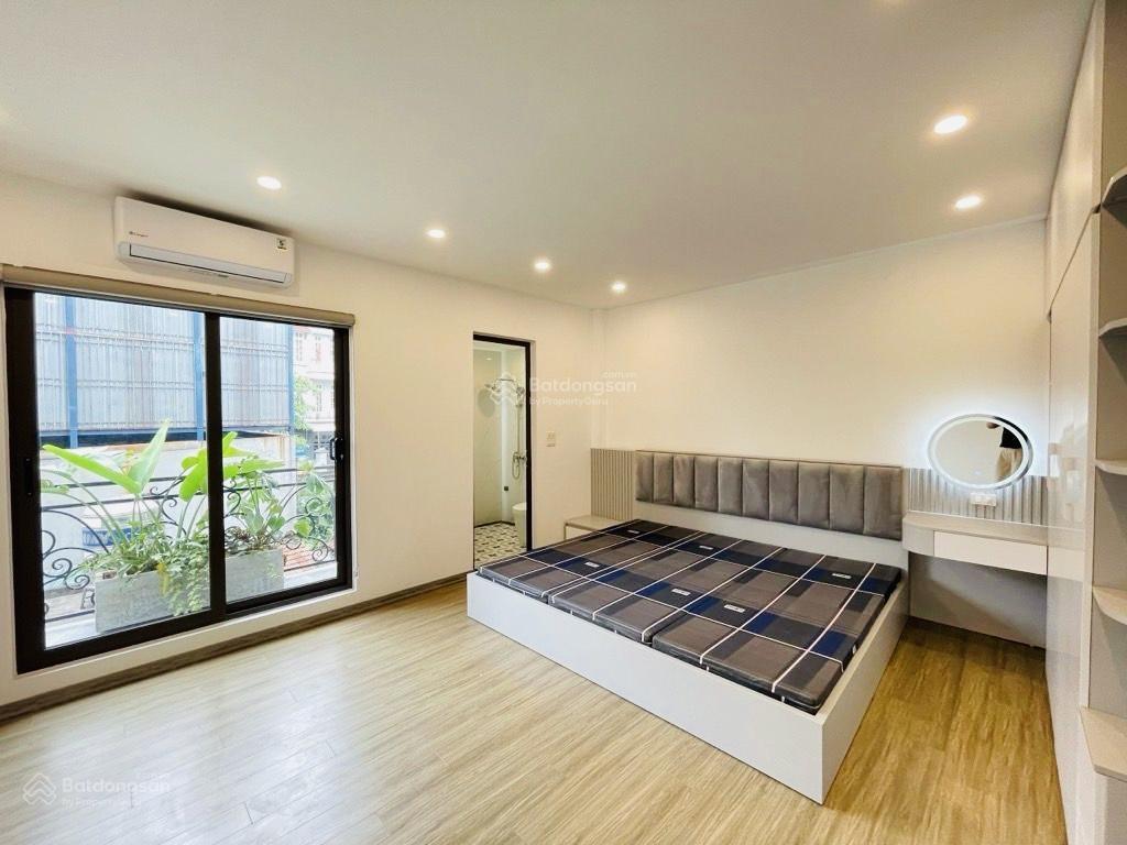 7,36 tỷ nhà 36m2 x 5 tầng ở phố trạm, sân rộng thoáng để xe thoải mái