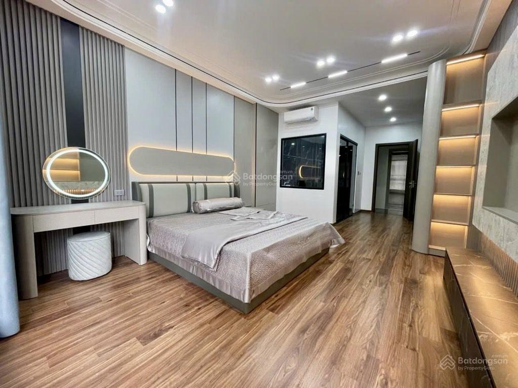 14,4tỷ, 55m, 6tầng thang máy, mặt đường kinh doanh, ô tô tránh, bát khối thông phố trạm  cổ linh.