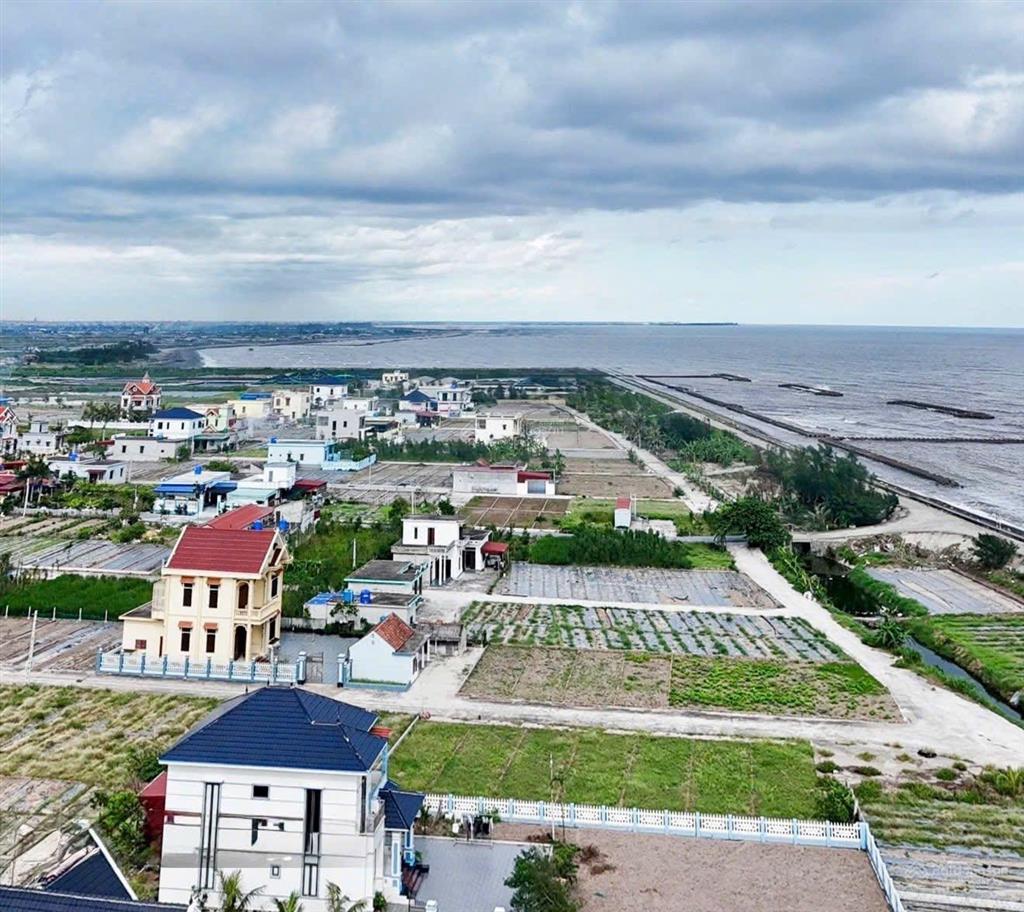 Bán đất biển hải xuân, ninh bình 98m2 trục chính lên biển, cách biển 50m giá 12tr/m2.  0783 681 ***