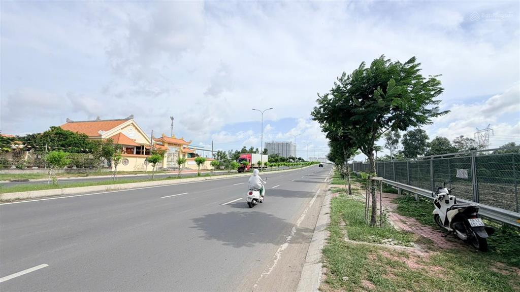 Cho thuê 1000m2 đất mt đường sonh hành ql50, xã bình hưng, bề ngang 40m cực rộng giá chỉ 50tr/th