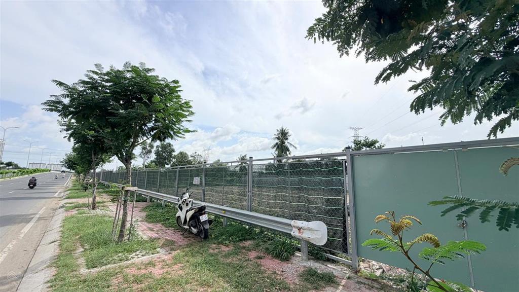 Cho thuê 1000m2 đất mt đường sonh hành ql50, xã bình hưng, bề ngang 40m cực rộng giá chỉ 50tr/th