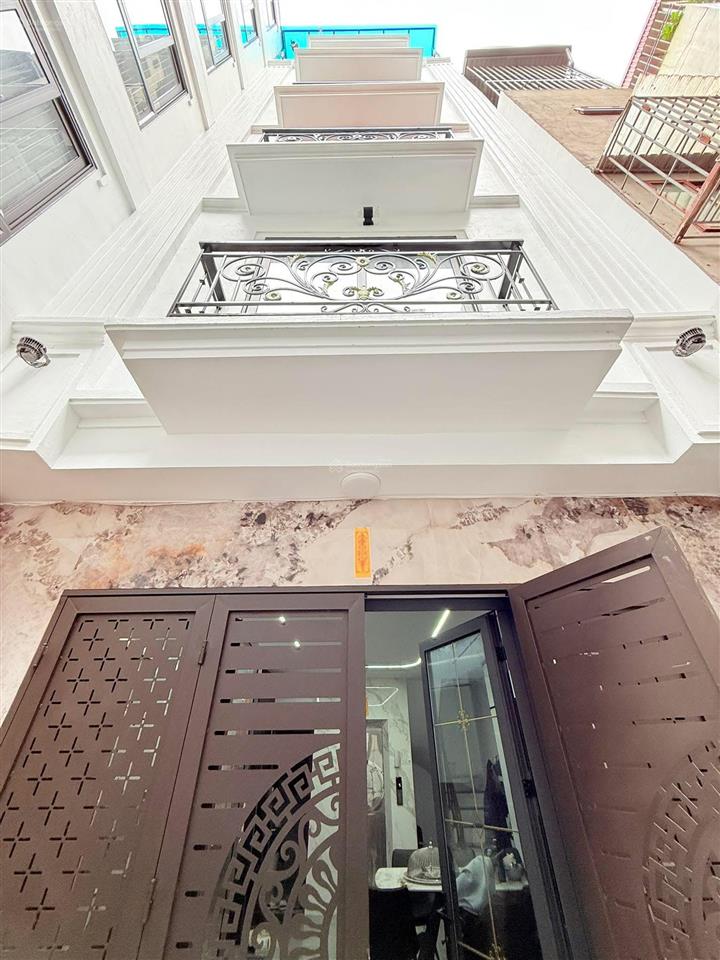 Cầu giấy  khu vực vip  gần phố  7 tầng thang máy  40m2 x 7t  mt 4,6m