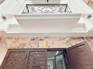 Cầu giấy  khu vực vip  gần phố  7 tầng thang máy  40m2 x 7t  mt 4,6m