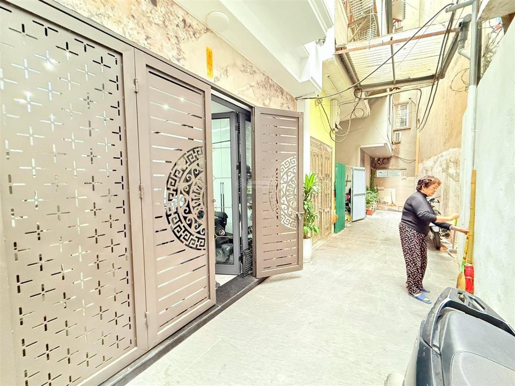 Cầu giấy  khu vực vip  gần phố  7 tầng thang máy  40m2 x 7t  mt 4,6m