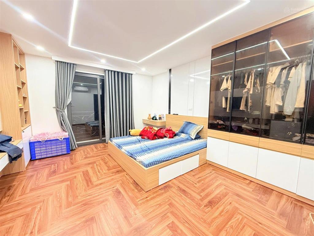 Cầu giấy  khu vực vip  gần phố  7 tầng thang máy  40m2 x 7t  mt 4,6m