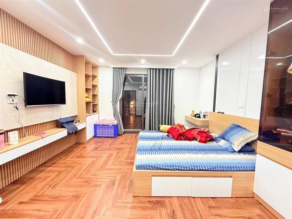 Cầu giấy  khu vực vip  gần phố  7 tầng thang máy  40m2 x 7t  mt 4,6m