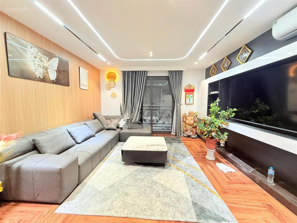 Cầu giấy  khu vực vip  gần phố  7 tầng thang máy  40m2 x 7t  mt 4,6m