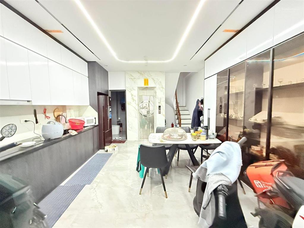 Cầu giấy  khu vực vip  gần phố  7 tầng thang máy  40m2 x 7t  mt 4,6m