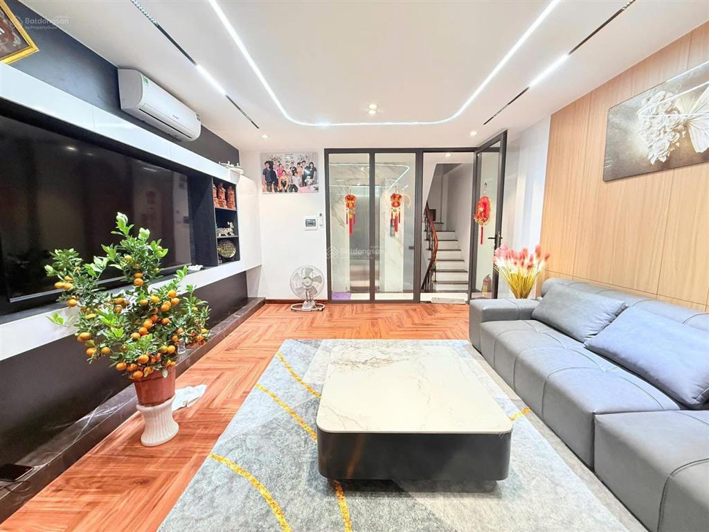 Cầu giấy  khu vực vip  gần phố  7 tầng thang máy  40m2 x 7t  mt 4,6m