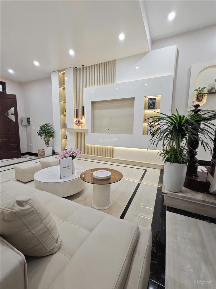 Ô tô đỗ cổng  trung tâm hai bà trưng  giá chỉ hơn 200tr/m