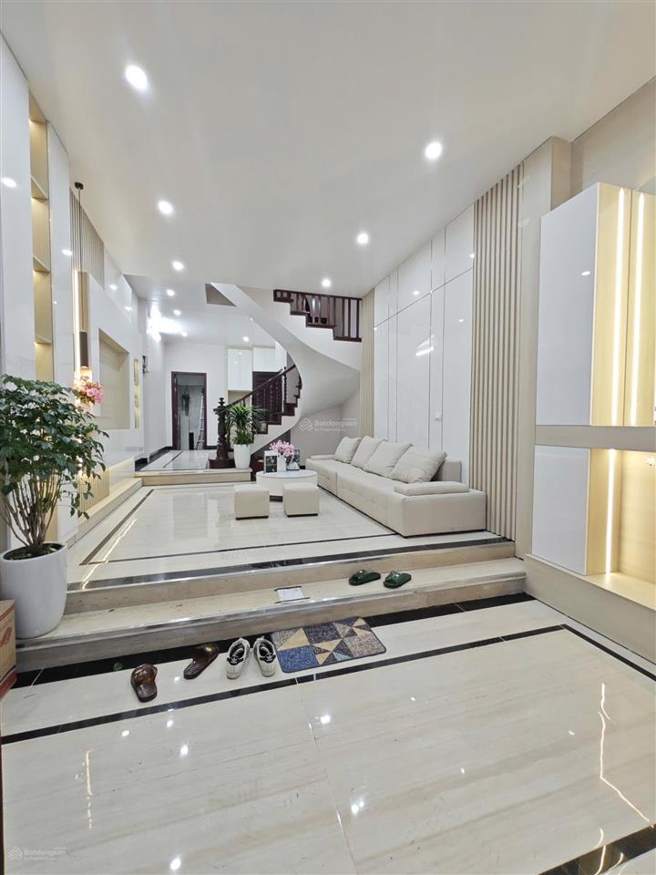 Ô tô đỗ cổng  trung tâm hai bà trưng  giá chỉ hơn 200tr/m