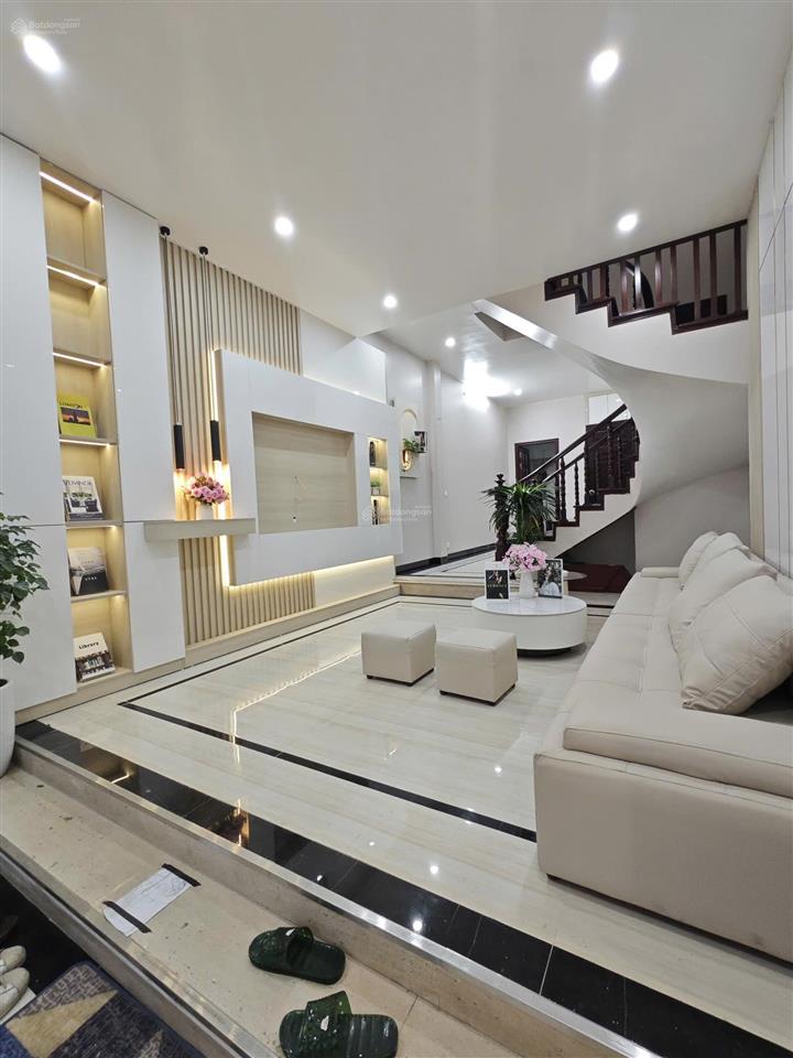 Ô tô đỗ cổng  trung tâm hai bà trưng  giá chỉ hơn 200tr/m