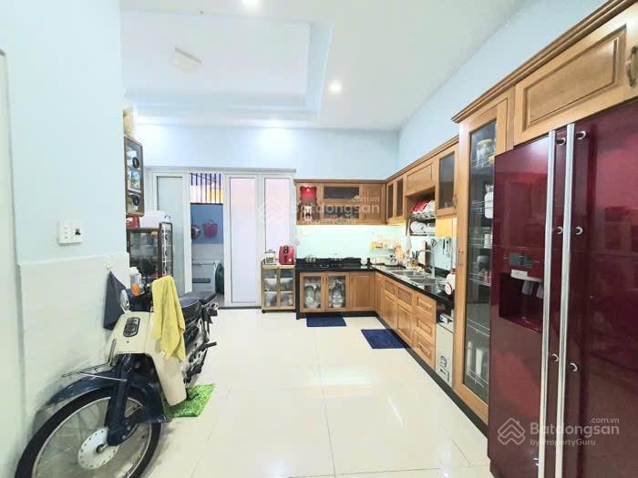 Nhà 3 tầng  12 tỷ, 129m2  sân bay tsn  phạm văn đồng  đường oôt thông