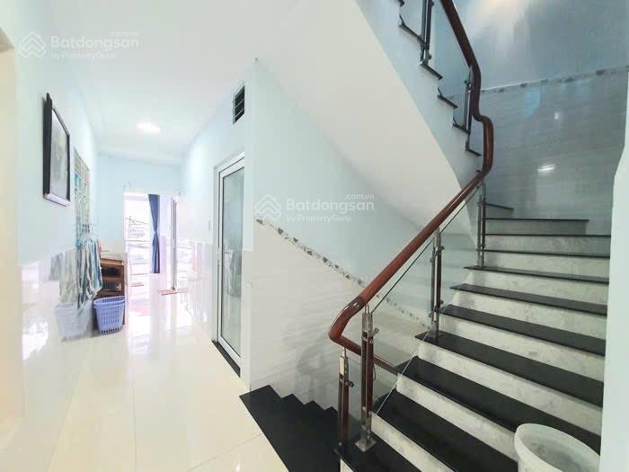 Nhà 3 tầng  12 tỷ, 129m2  sân bay tsn  phạm văn đồng  đường oôt thông