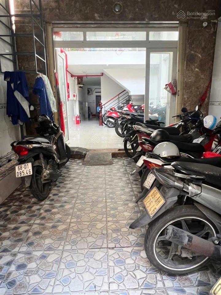 Nhà 100m2  15 tỷ hơn  hẻm oto. 5 tầng  12 phòng. ngã tư hàng xanh. sát quận 1