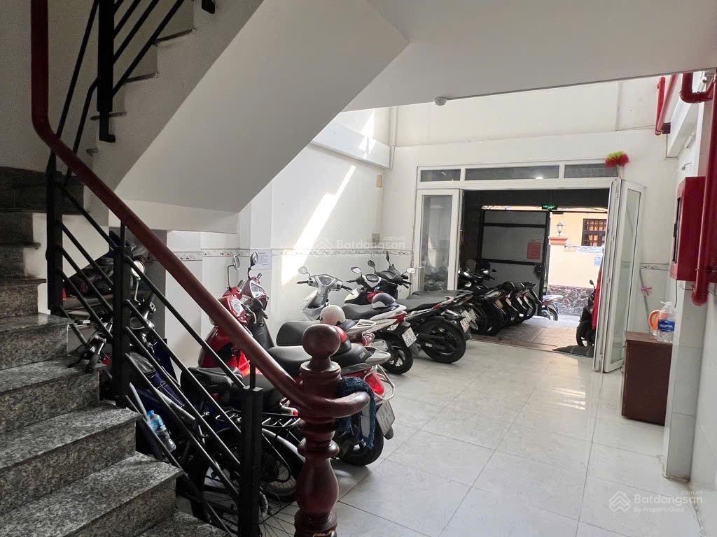 Nhà 100m2  15 tỷ hơn  hẻm oto. 5 tầng  12 phòng. ngã tư hàng xanh. sát quận 1