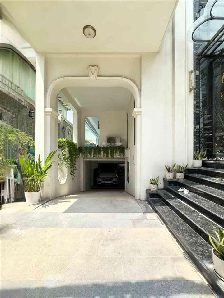 Biệt thự vip  210m2  35 tỷ hơn, hồ bơi + thang máy. bình thạnh