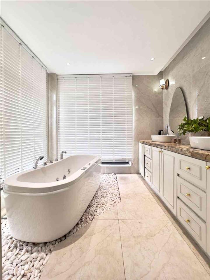 Biệt thự vip  210m2  35 tỷ hơn, hồ bơi + thang máy. bình thạnh