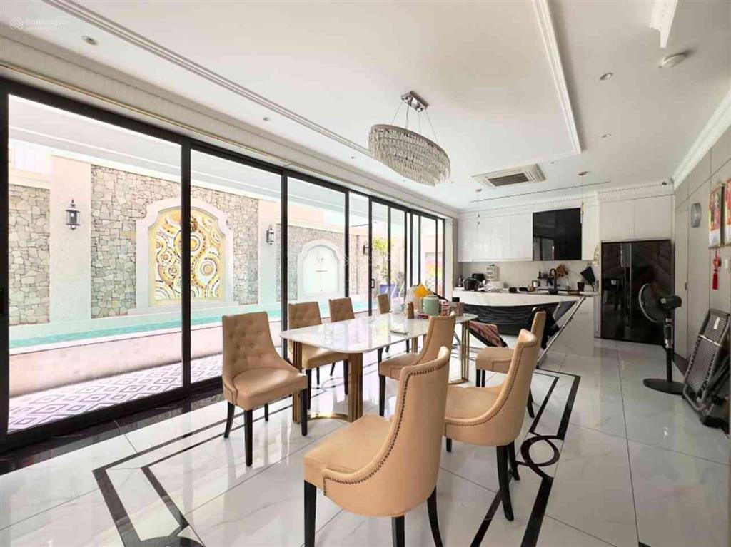 Biệt thự vip  210m2  35 tỷ hơn, hồ bơi + thang máy. bình thạnh