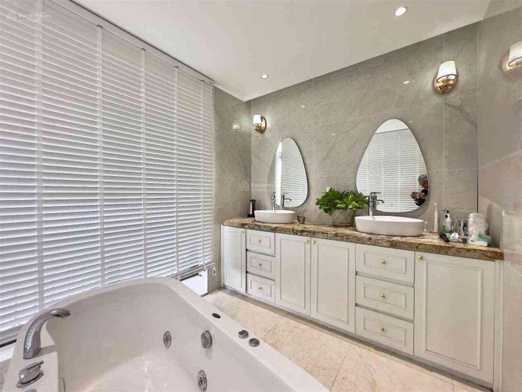 Biệt thự vip  210m2  35 tỷ hơn, hồ bơi + thang máy. bình thạnh