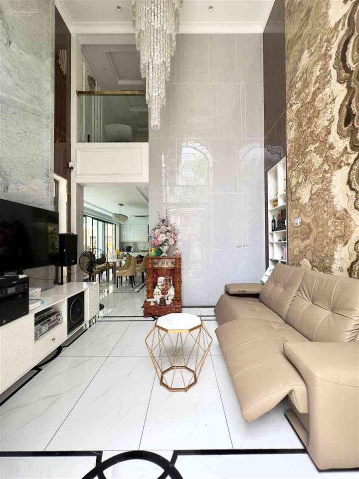 Biệt thự vip  210m2  35 tỷ hơn, hồ bơi + thang máy. bình thạnh