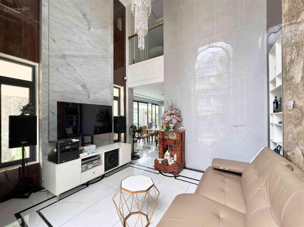 Biệt thự vip  210m2  35 tỷ hơn, hồ bơi + thang máy. bình thạnh