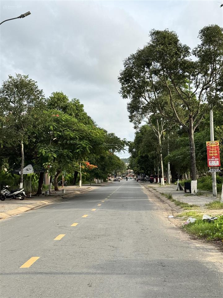 Bán lô đất lớn, vị trí đẹp ngay trung tâm dương đông, phú quốc, ngang 33m giáp sông kd nhiều mảng
