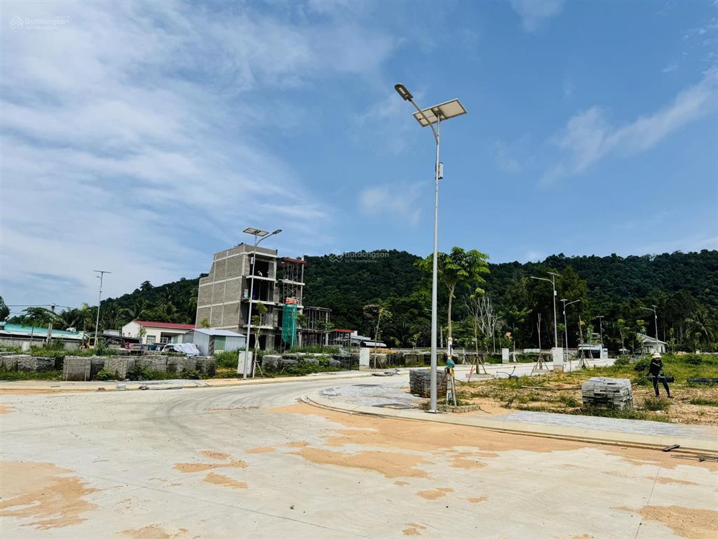 Bán nhà phố 4 tầng ngay cửa lấp, suối mây, sát sân bay phú quốc, sổ hồng 6,3 tỷ/căn khu dân cư đẹp