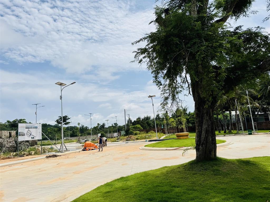 Bán nhà phố 4 tầng ngay cửa lấp, suối mây, sát sân bay phú quốc, sổ hồng 6,3 tỷ/căn khu dân cư đẹp