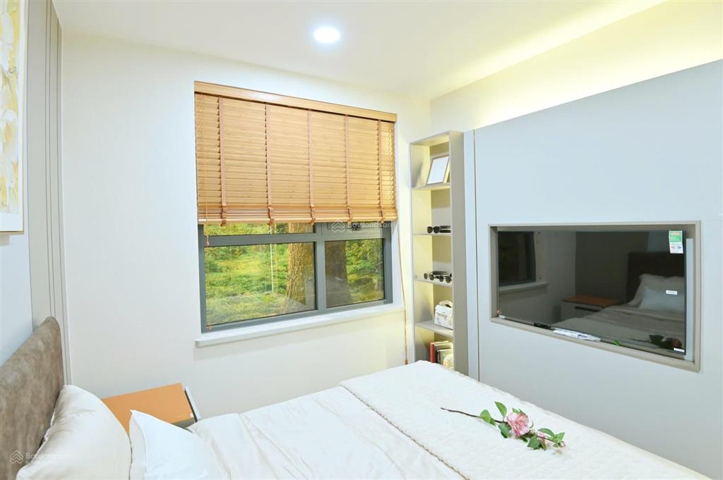 Căn góc tầng đẹp , block có trung tâm thương mại dưới chân nhà