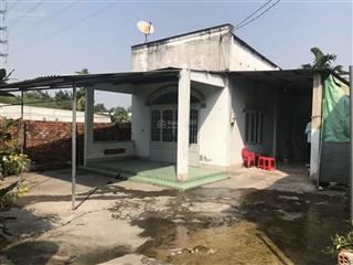 Đất xe oto 2 mt mặt trước 10.6m sau 12.1m có nhà cấp 4 có đường điện cao thế trước nhà, sau có suối