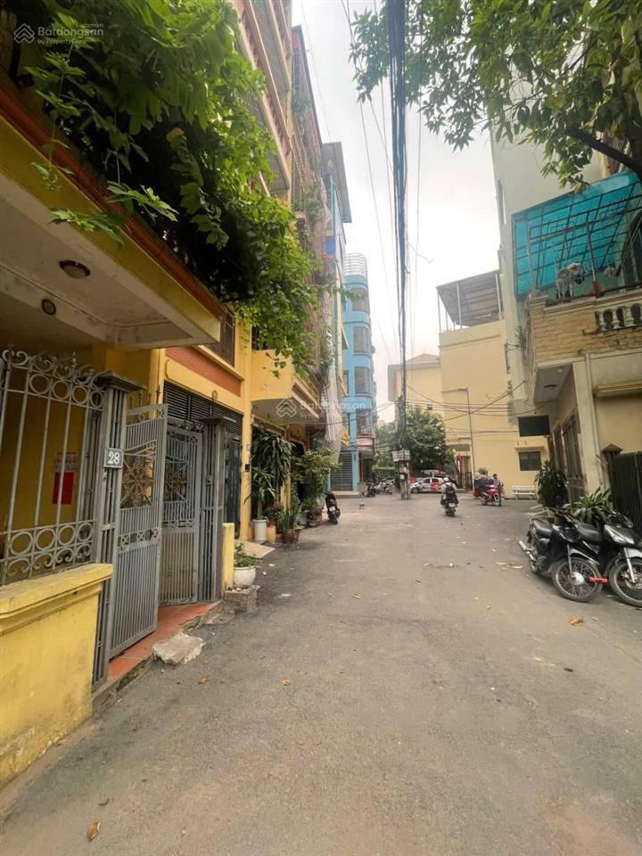 38, bán nhà hoàng quốc việt  lô góc  ô tô đỗ cửa  dân xây chắc chắn