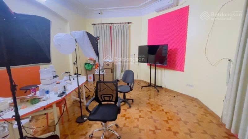 38, bán nhà hoàng quốc việt  lô góc  ô tô đỗ cửa  dân xây chắc chắn