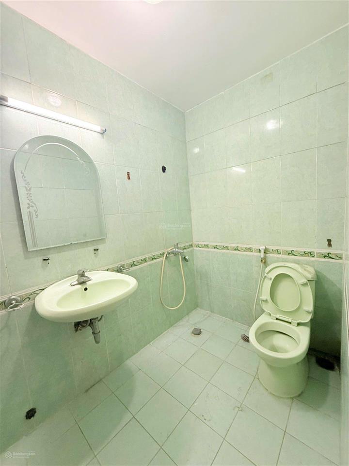 40, bán nhà trần quốc hoàn  phân lô  ô tô tránh  khu dân trí cao  an ninh tốt