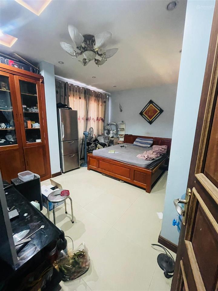 Bán nhà trần quốc hoàn  phân lô  mặt tiền rộng  ngõ to  an ninh tốt  84