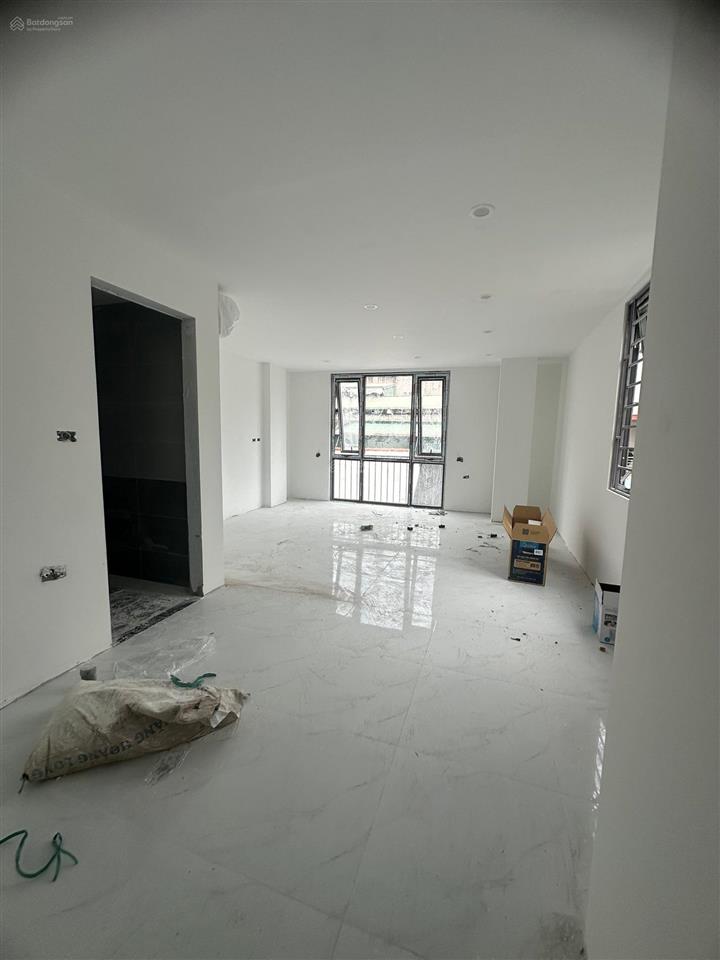 Bán nhà trần thái tông  xây mới  2 thoáng  8 tầng  thang máy  gần phố
