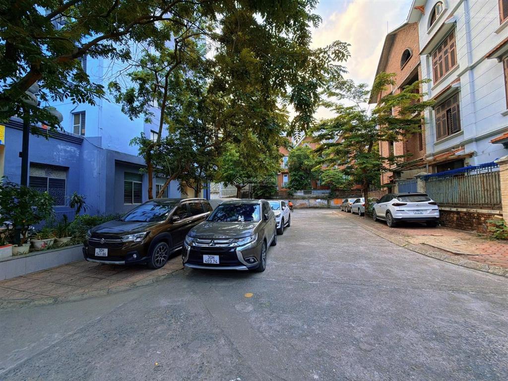 Bán biệt thự hoàng quốc việt  lô góc  2 mặt tiền  vỉa hè  3 ô tô tránh  108