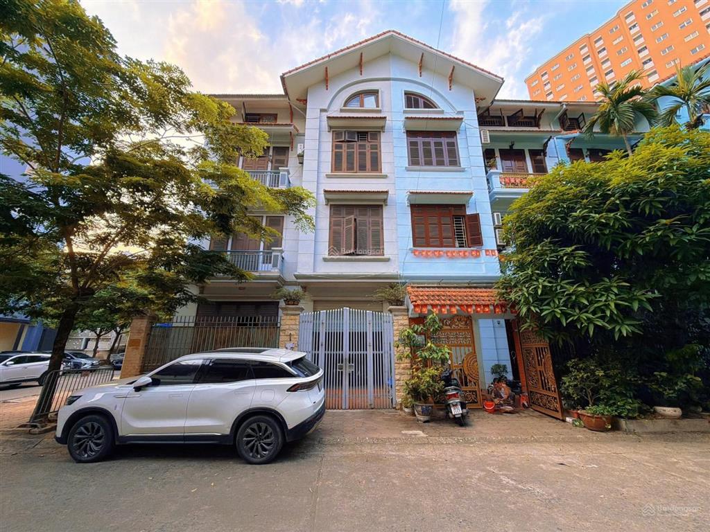 Bán biệt thự hoàng quốc việt  lô góc  2 mặt tiền  vỉa hè  3 ô tô tránh  108
