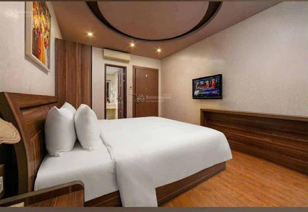 Bán nhà mặt phố trần quốc vượng  8 tầng thang máy  lô góc 3 thoáng  110