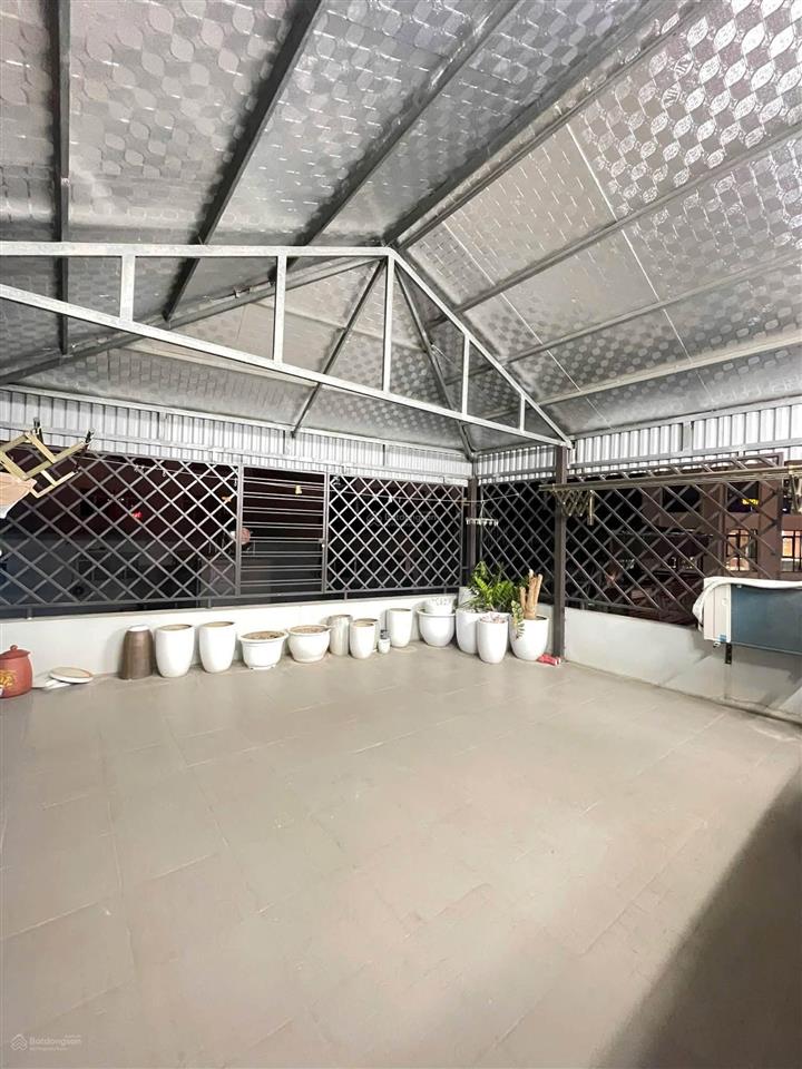 Bán nhà trần thái tông  lô góc  7 tầng thang máy  sát mặt phố  kinh doanh tốt