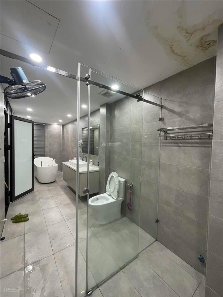 Bán nhà trần thái tông  lô góc  7 tầng thang máy  sát mặt phố  kinh doanh tốt